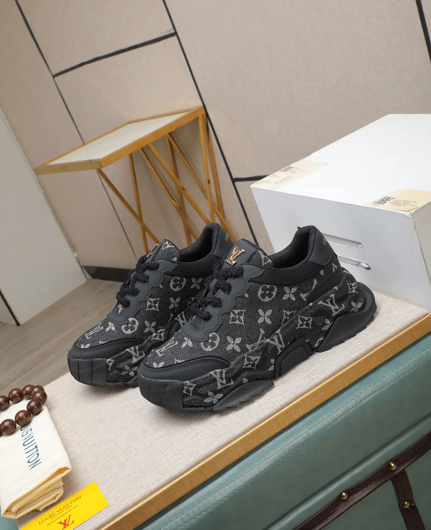 Men's shoes 💰600 LV are novel and fashionable, and the uppers are made of imported cowhide + LV special materials! Super trendy design! It’s eye-catching! The leather is soft, delicate, shiny and translucent, showing the ultimate in pure handcraftsmanship, and the mesh is soft, comfortable and breathable! Size: 39-44 (38 45 customized)